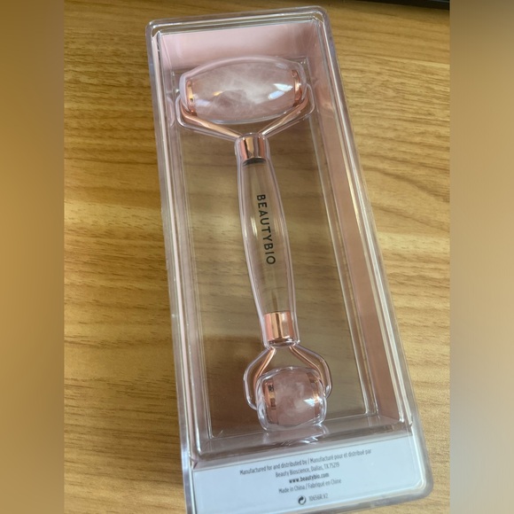 Beauty Bio Rose Quartz Crystal Roller - Picture 2 of 4
